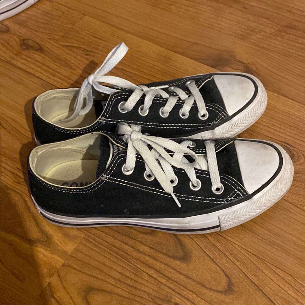 Black low top all star converse